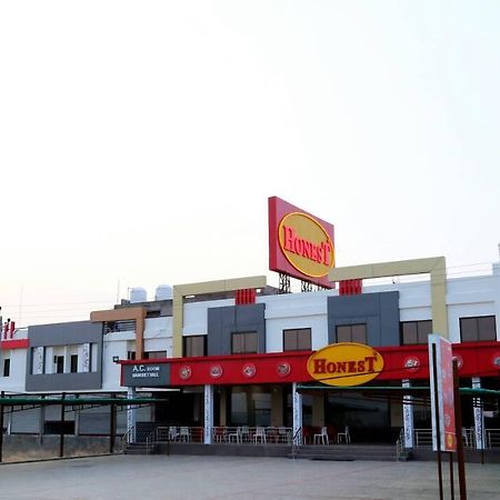 Rādhanpur Virat Hotel & Guest House المظهر الخارجي الصورة